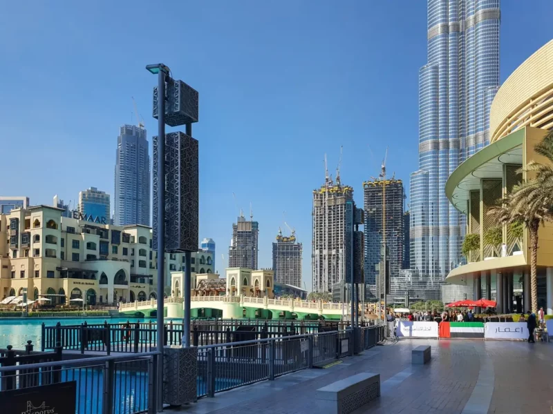 Vue panoramique sur Palm Jumeirah depuis une maison Dubai avec piscine, jardin privé et architecture contemporaine pensée pour les familles.