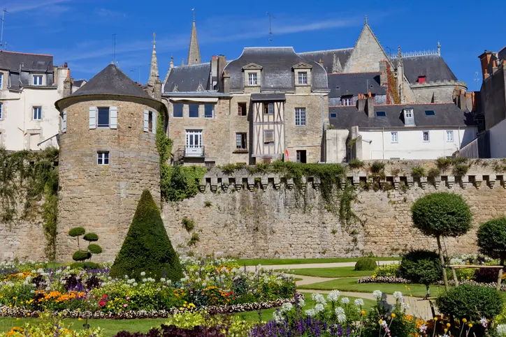 Vue aérienne de Vannes avec mise en évidence des secteurs les plus intéressants pour acheter en vue d’un investissement locatif rentable et sécurisé.