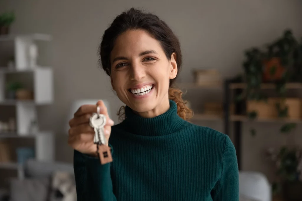Une femme souriante qui assure la gestion locative d'un investissement immobilier locatif dans une zone autour du Pullman Dubaï Downtown