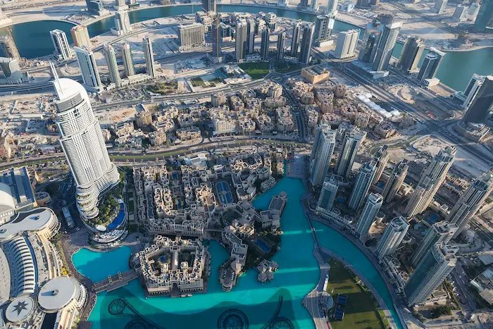Vue d'une villa familiale moderne à Al Furjan, au cœur d'une communauté résidentielle sécurisée à Dubaï.