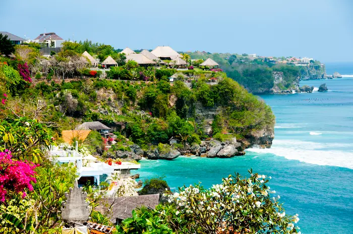 Vue aérienne d’une villa avec piscine au cœur de la jungle, symbole du rêve immo Bali.