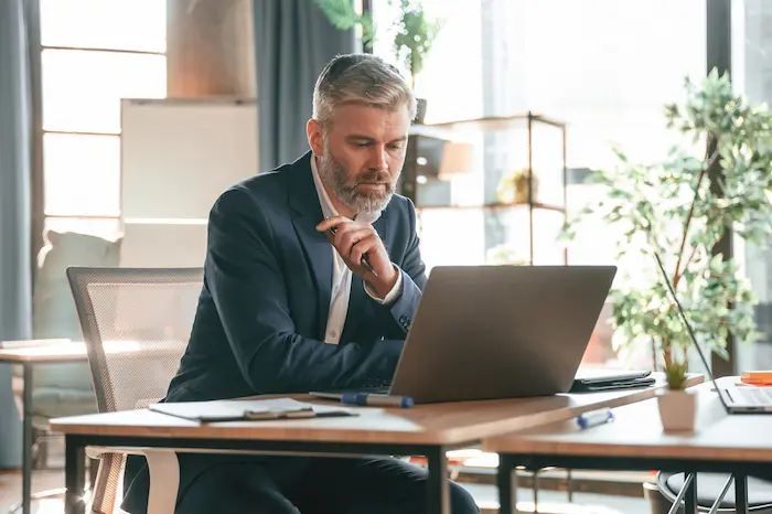 Un investisseur expatrié essayant de voir les formalités en tant que domicile fiscal des non-résidents depuis le site gouvernemental en ligne.