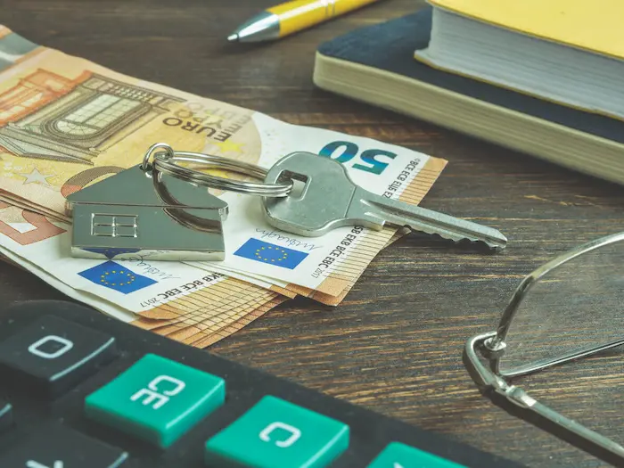 Illustration montrant les trois critères principaux pour déterminer la résidence fiscale d’un expatrié : lieu de séjour principal, foyer familial, et centre des intérêts économiques.