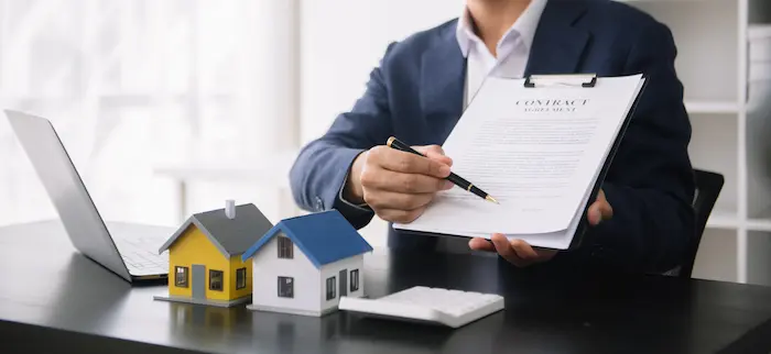 Échange entre un professionnel du secteur locatif et un investisseur non-résident. L’image met en avant la gestion à distance et le besoin d’accompagnement fiscal personnalisé.