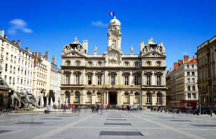 Vue aérienne de Lyon : Découvrez la ville dynamique, idéale pour investir à Lyon depuis l'étranger grâce à son marché immobilier attractif.
