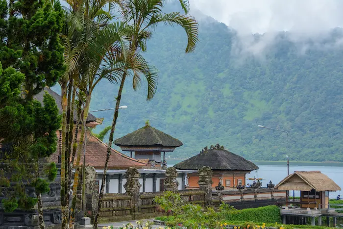 Vue sur la côte de Bali, montrant les villas en location saisonnière, une option rentable pour les investisseurs immobiliers.