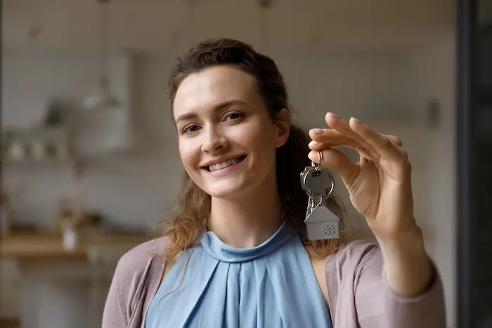 Image d'un expatrié planifiant son investissement immobilier avant de partir à l'étranger, explorant comment cette stratégie peut optimiser son patrimoine et offrir des avantages fiscaux avant le départ.