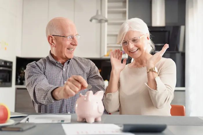 llustration symbolique de l’équilibre entre les droits de l’État d’origine et du pays de résidence dans la taxation des pensions.
