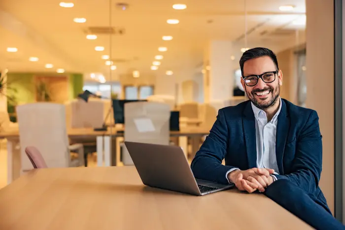 hoto d'un investisseur expatrié examinant des opportunités d'investissement immobilier à l'étranger, réfléchissant à des stratégies pour diversifier son patrimoine international.