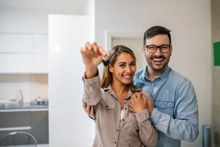 Image d'un investisseur expatrié visitant un bien immobilier en Chine, avec des documents financiers montrant l'attractivité de l'investissement immobilier en Chine pour les expatriés.