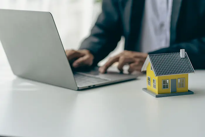 Image d'un investisseur expatrié recherchant des immobiliers locatifs en ligne pour investir depuis l'étranger.