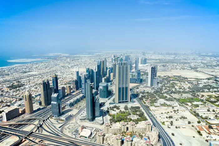 Vue panoramique sur Jumeirah Village Circle (JVC) à Dubaï, avec ses résidences modernes et ses espaces verts, parfait pour un investissement immobilier de qualité.