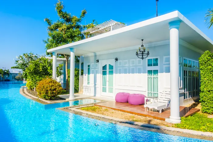 Piscine extérieure dans les Tuscan Residences Jumeirah Village, un atout apprécié pour les locations de vacances et les séjours de luxe à Dubaï.