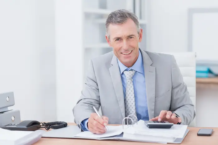 Un conseiller immobilier qui conseille sur le justificatif de non-résidence fiscale