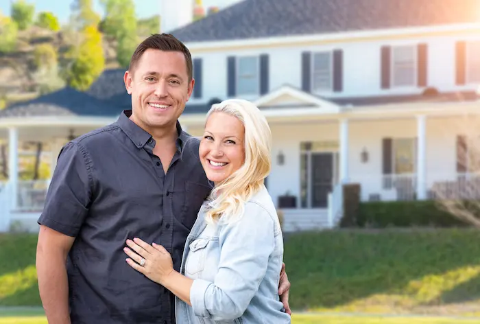 Photo d'un investisseur consultant un expert immobilier pour comprendre les bénéfices d'investir dans l'immobilier avant de s'expatrier, afin de sécuriser son avenir financier à l'international.
