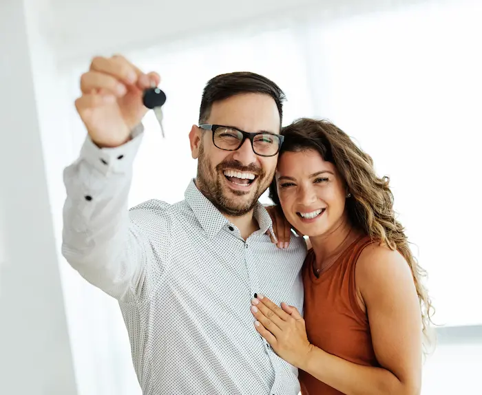 Photo d'un investisseur réfléchissant à son projet immobilier avant son expatriation, en train d'analyser les avantages fiscaux et financiers d'un investissement dans l'immobilier avant de s'expatrier.