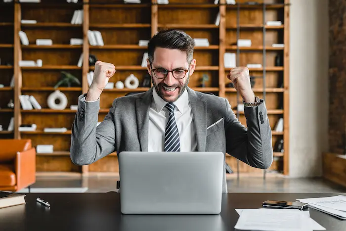 Un expatrié examine un projet immobilier en France depuis l’étranger. Un visuel qui illustre la gestion à distance et la prise de décision stratégique.
