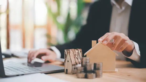 Un expatrié français consulte les aides disponibles pour investir en France depuis l'étranger