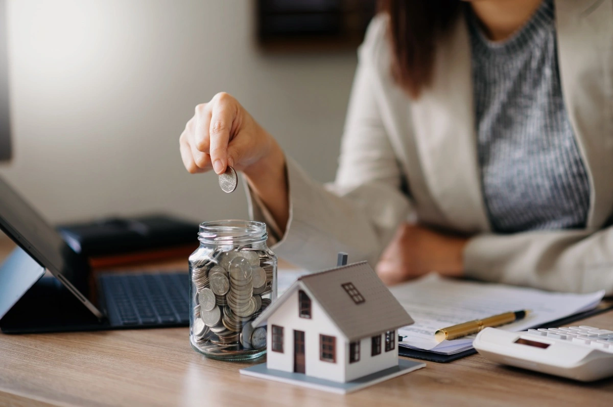 Un expatrié qui se fait accompagné pour son investissement locatif à distance