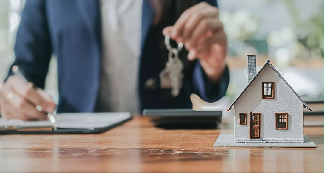 Un expatrié réalisant un achat immobilier depuis l'étranger
