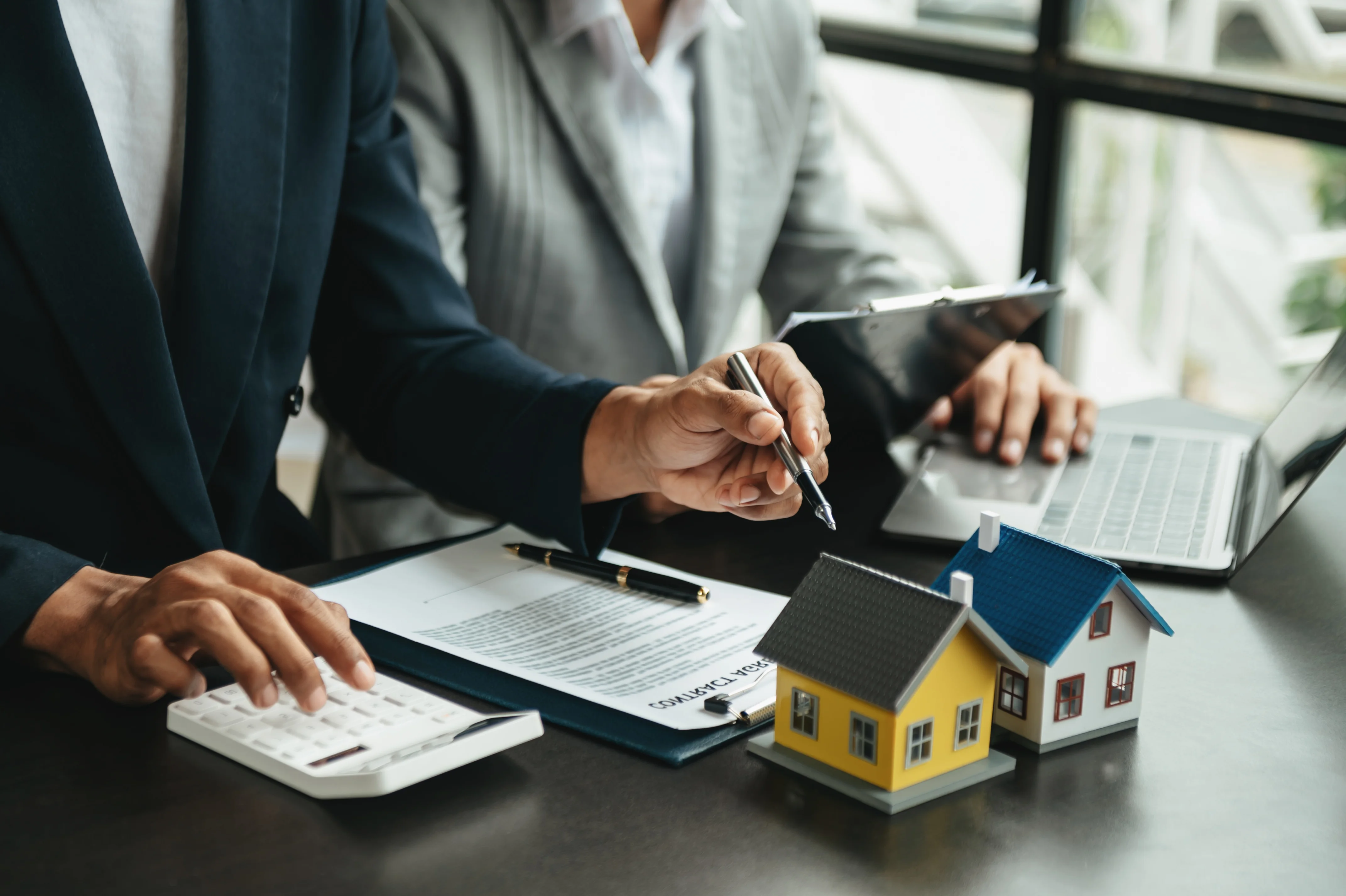 Représentation d’un expatrié gérant à distance son patrimoine immobilier situé en France, avec une connexion numérique entre plusieurs pays, illustrant la gestion patrimoniale internationale et les enjeux de succession.