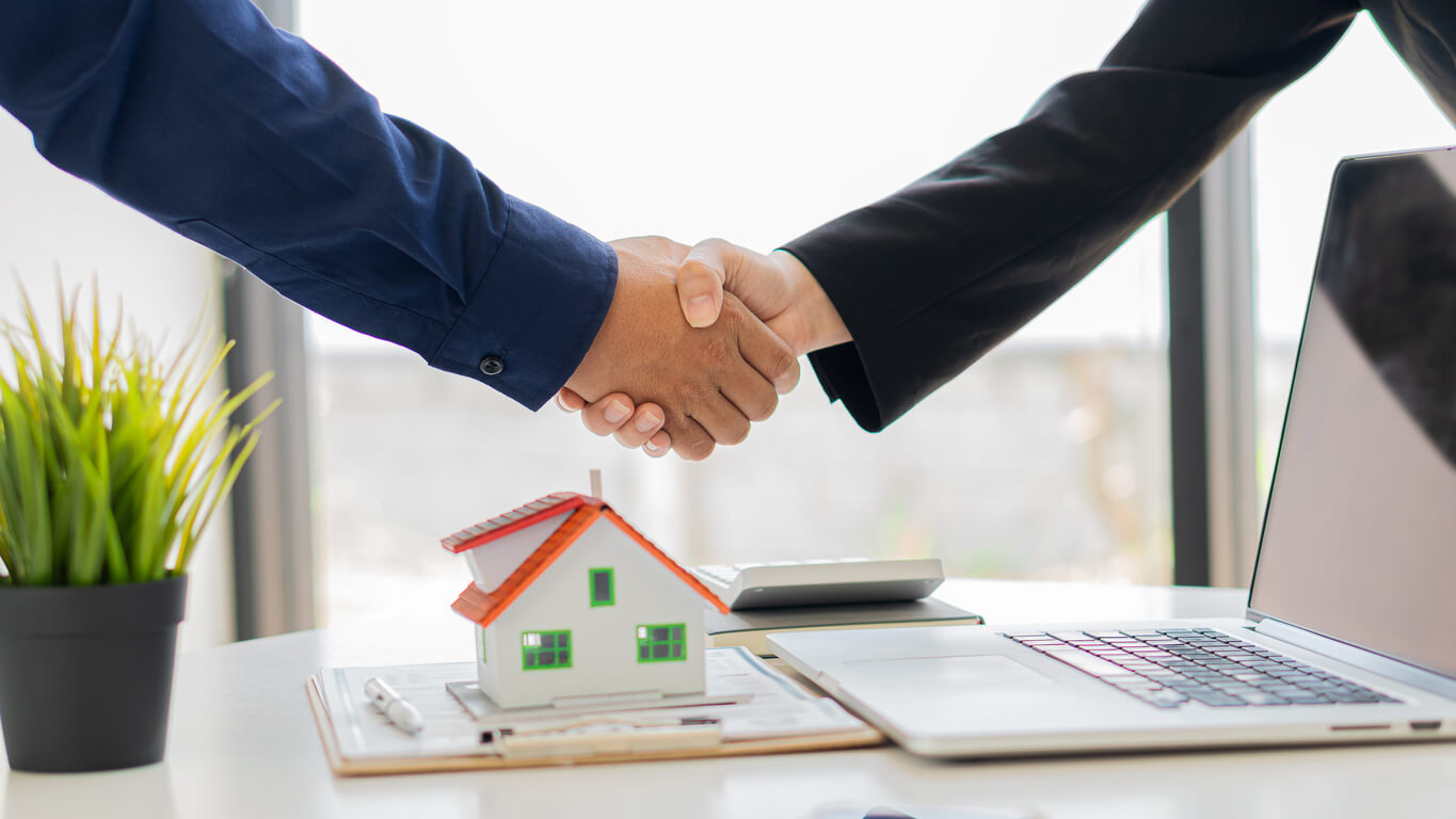 Image illustrative d'un expert bancaire qui fournit un crédit immobilier non-résident