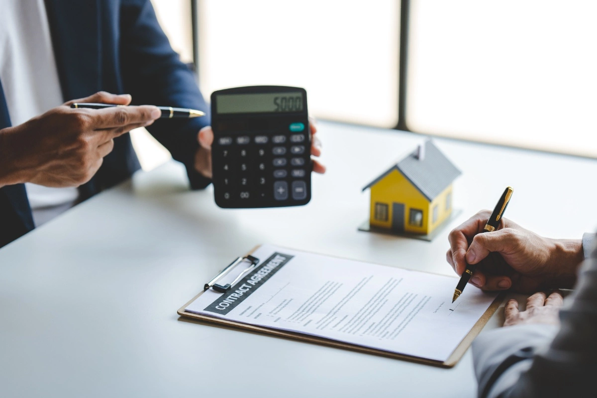 Un investisseur expatrié étudiant la méthode calcul cash flow immobilier