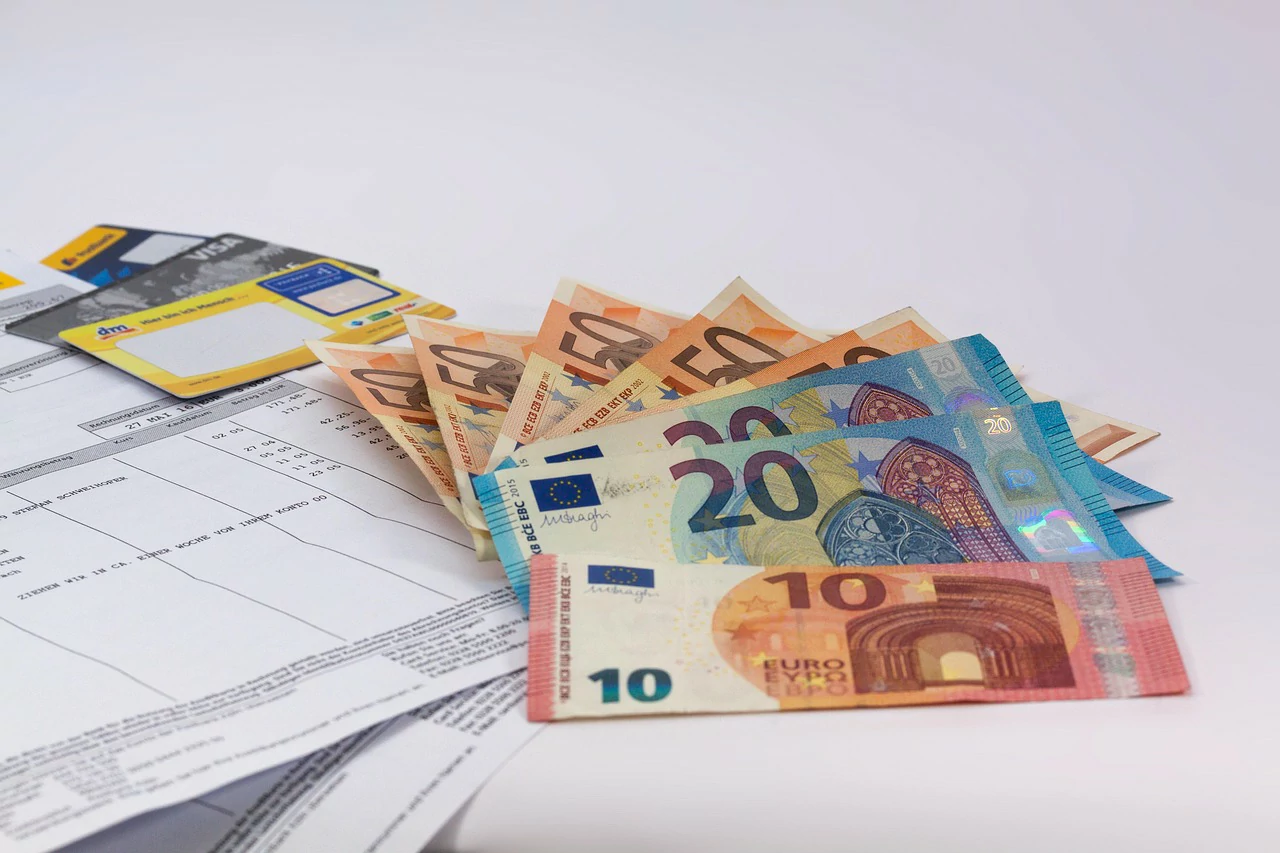Billets en euros, documents et carte bancaire