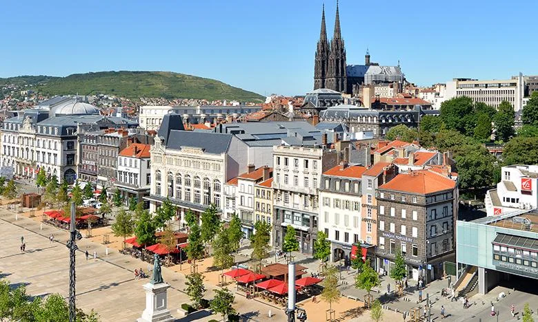Une vue panoramique de la ville de Clermont-Ferrand incitant à la stabilité de son marché immobilier