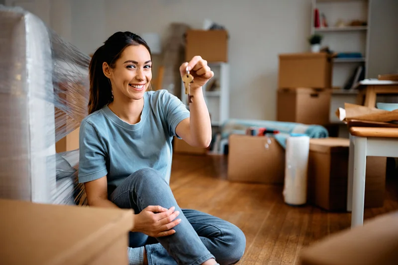 Deux étudiantes souriantes et heureuses qui viennent d'emménager dans leur nouvel appartement en colocation