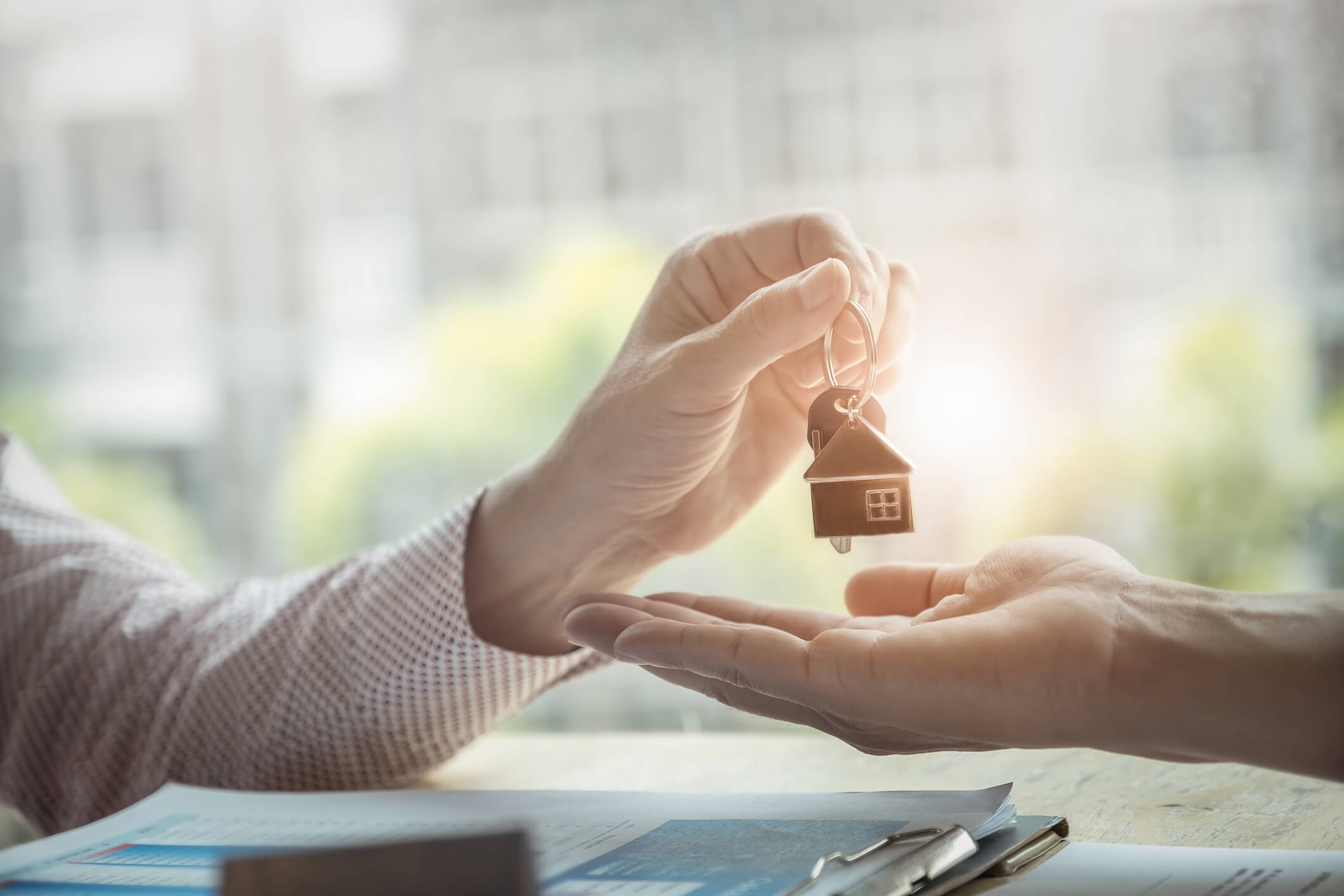 un expert immobilier de Myexpat qui aide un expatrié souhaitant investir en France