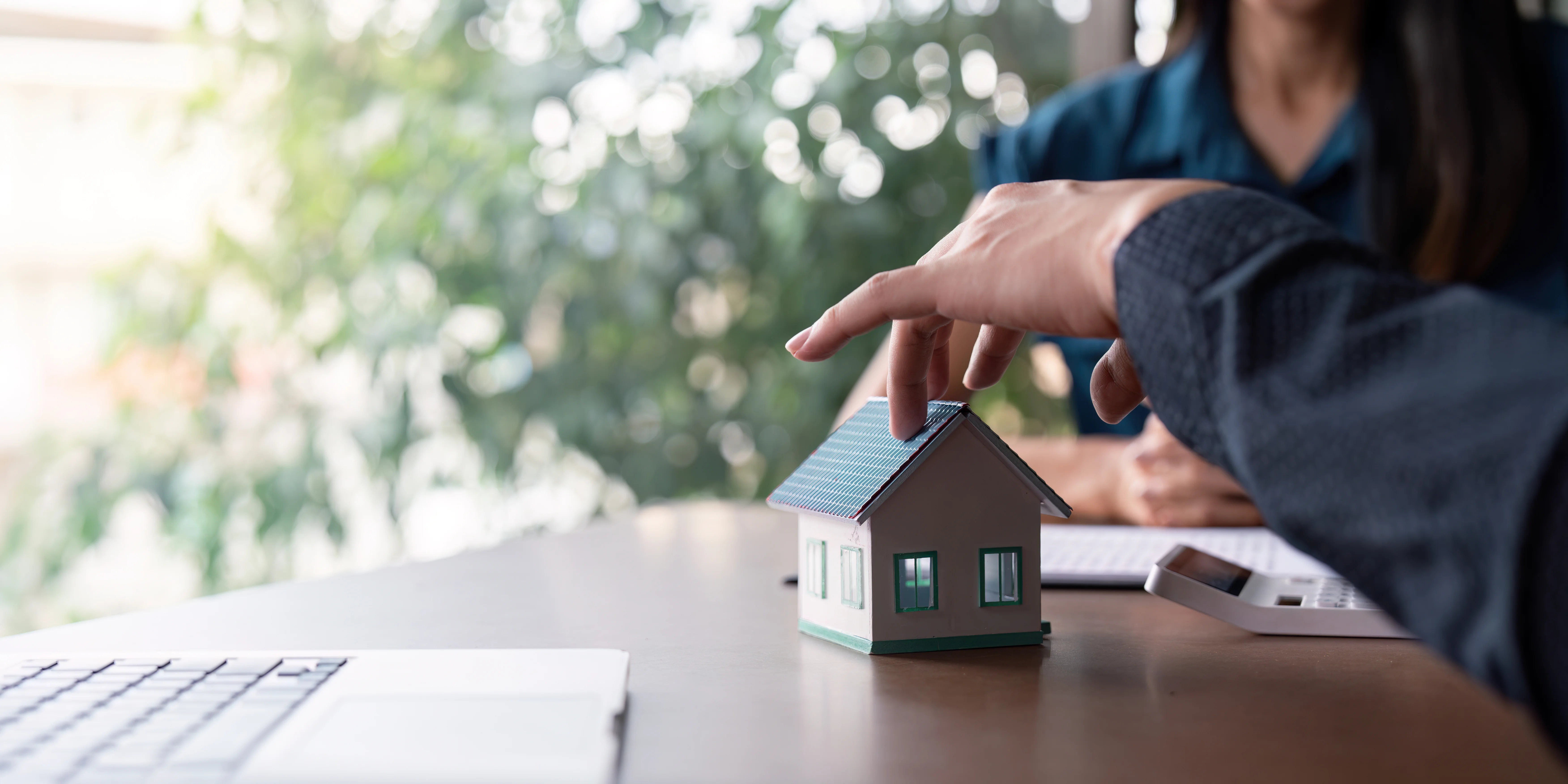 Expert en immobilier analysant des données de marché pour déterminer la valeur vénale d’un bien dans le cadre d’une succession