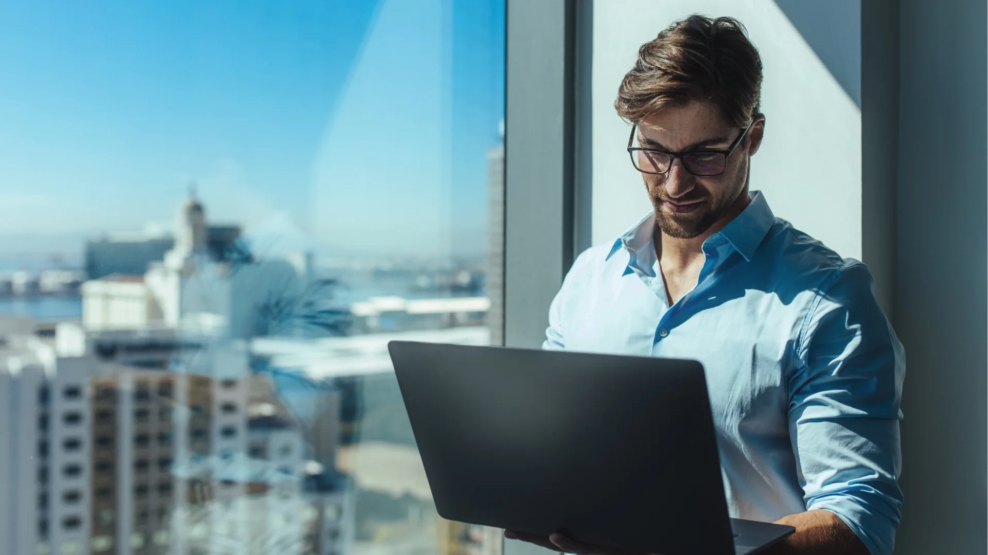 Un investisseur expatrié qui analyse le rendement scpi et les risques éventuels