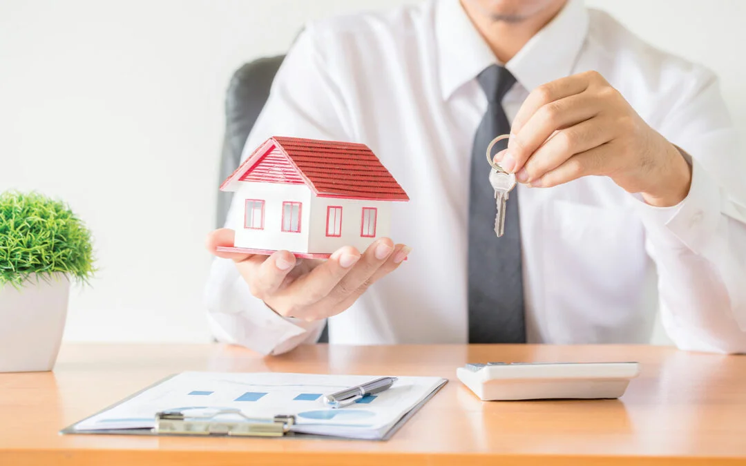 Un expert Myexpat qui aide son client à gérer un bien à distance depuis l’étranger