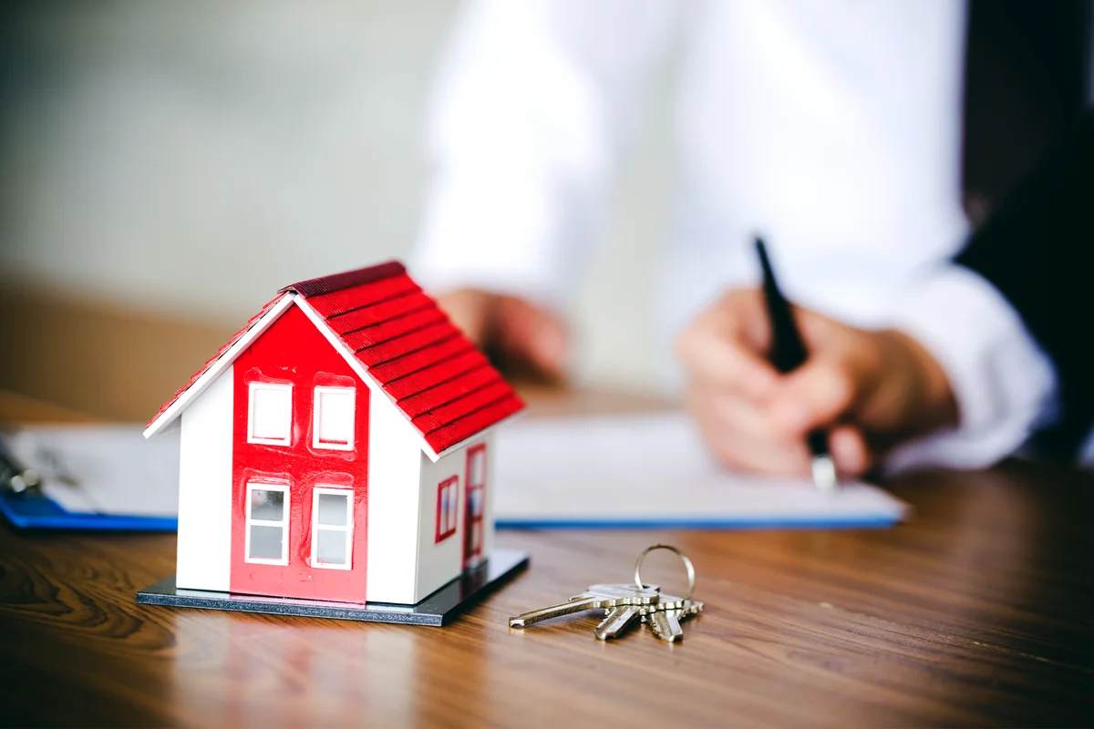 Investisseur expatrié suivant la gestion de son appartement en ligne