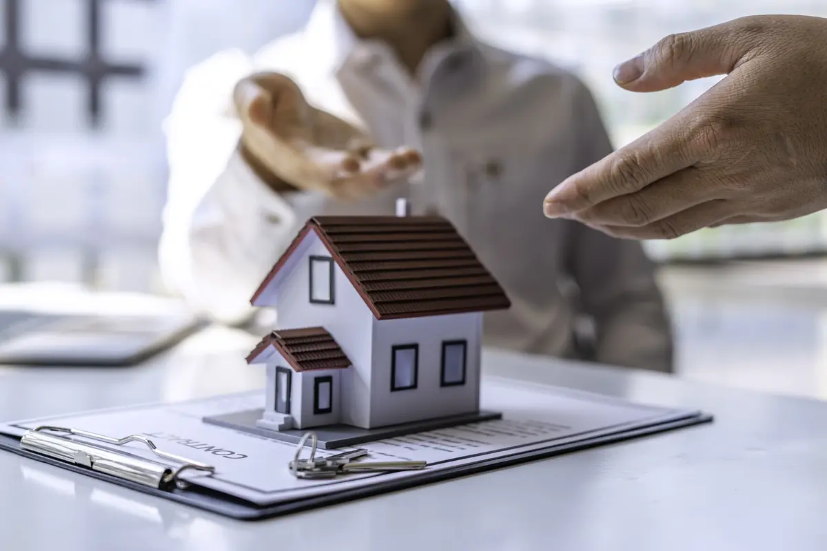 Un expert immobilier montrant les atouts fiscaux des impots non résidents