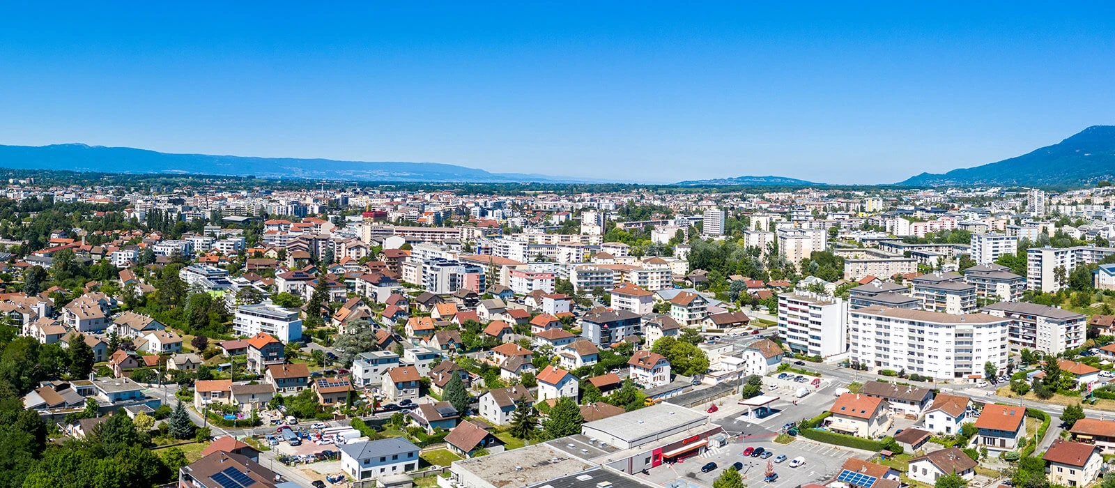 Vue de la ville d'Anemasse pour représenter la beauté d'un investissement immobilier à Annemasse depuis l'étranger