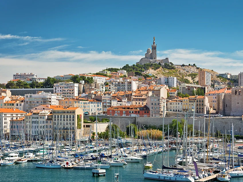Vue aérienne des quartiers à Marseille montrant la beauté de la ville depuis le ciel