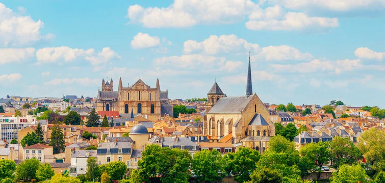 Vue panoramique de la ville de poitiers montrant la beauté de Poitiers pour un investissement locatif