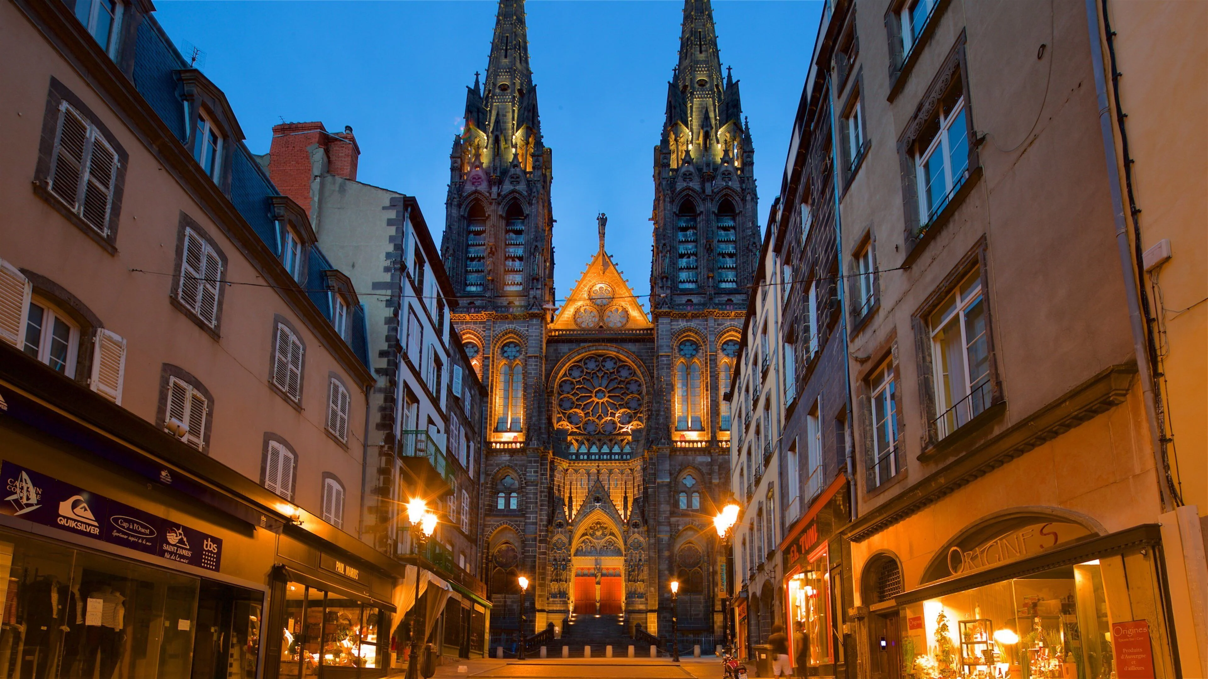 Vue de nuit sur le plus beau quartier de Clermont-Ferrand montrant à quel point c'est un quartier rentable pour investisement locatif