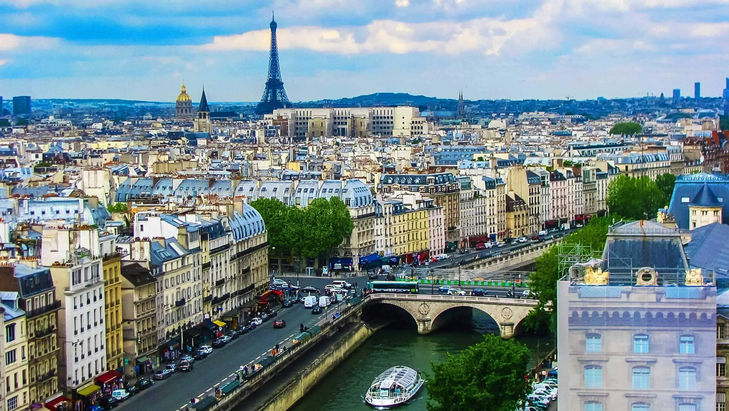 Une vue parfaite de la ville de Paris illustrant les avantages d'un investissement locatif à Paris