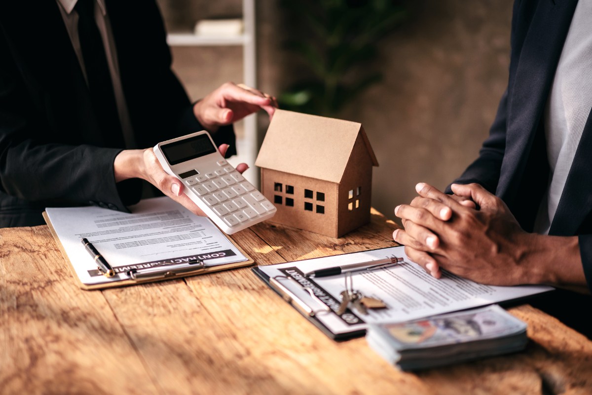 Graphique montrant la différence entre rentabilité brute et rentabilité nette après charges et fiscalité sur un investissement immobilier en France, avec impact pour un investisseur expatrié