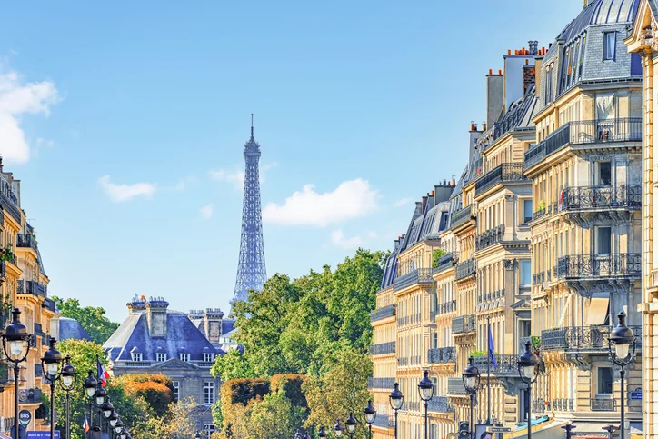 photo de la tour Eiffel entre plusieurs batiments.