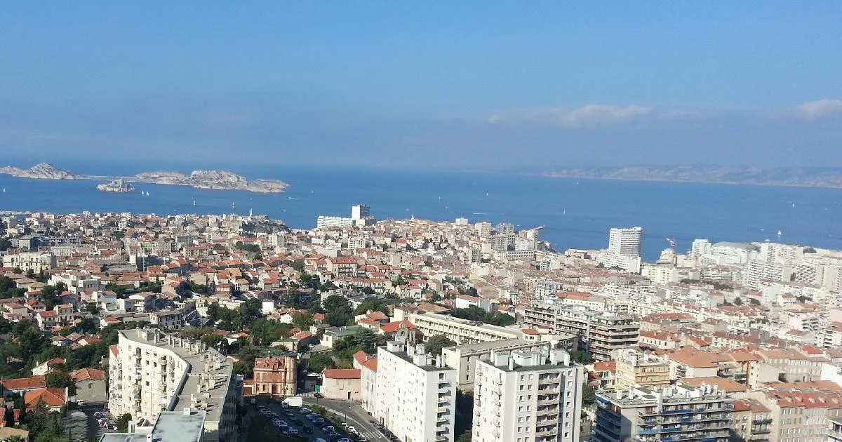 Investir dans l’immobilier dans le 4ème arrondissement de Marseille permet de cibler un marché résidentiel situé à proximité du centre, du parc Longchamp et de plusieurs pôles de transport