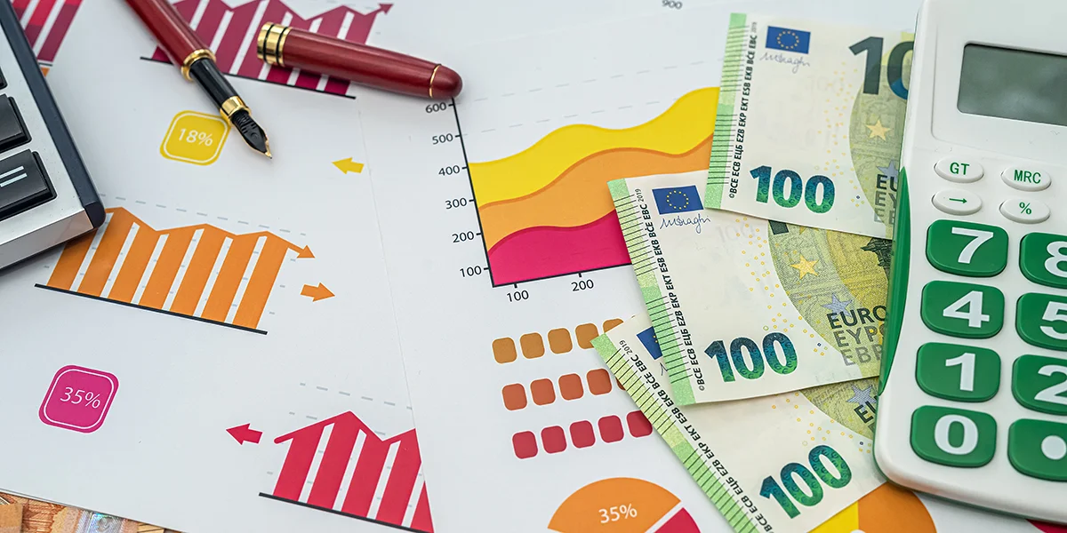 Illustration d’un document fiscal français avec mentions de TVA 20 %, TVA réduite 5,5 % et zones ANRU, symbolisant les mécanismes fiscaux liés à l’immobilier neuf