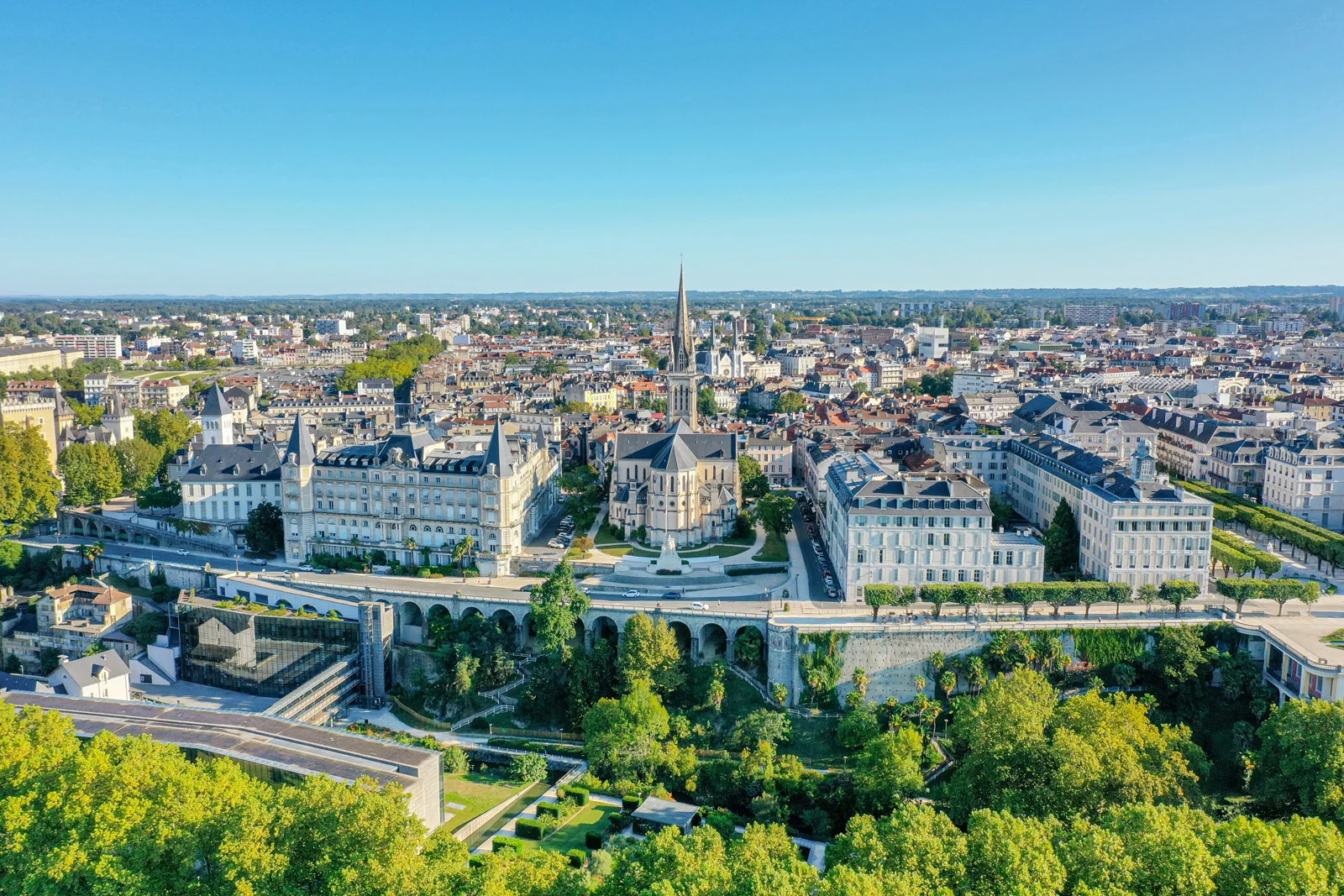 Une vue aérienne des meilleurs quartiers pour investir dans un immeuble de rapport à Pau