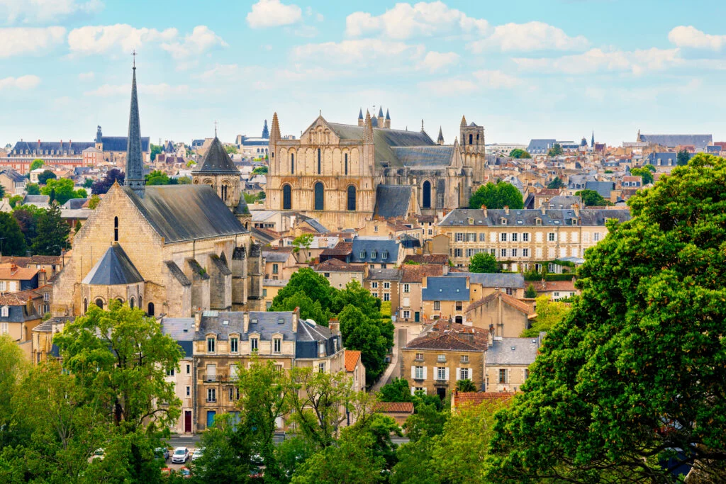 Vue de loin de la ville de Poitiers montrant à quel point la ville est belle pour les expatriés souhaitant investir à Poitiers