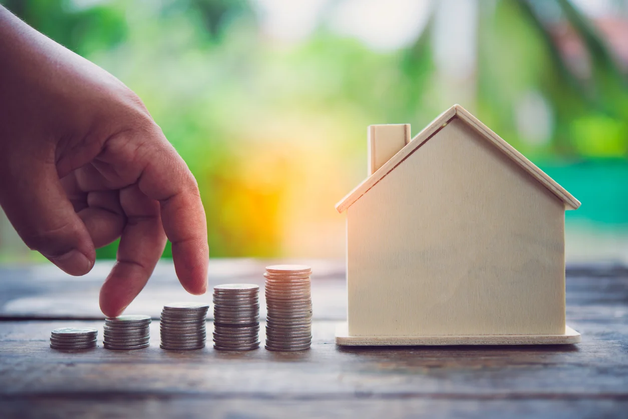 Un investisseur analysant son dossier pour demander un prêt immobilier non-résident