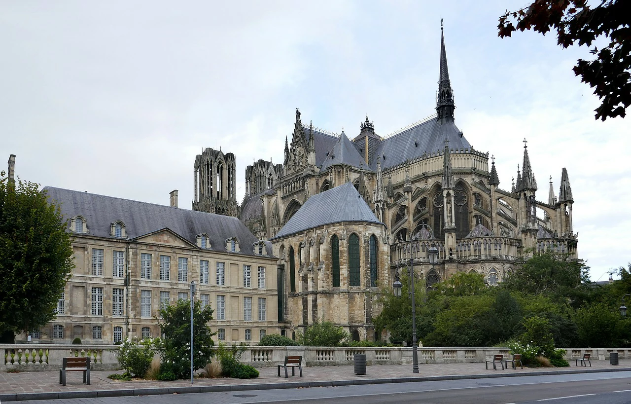 Vue à l'arrière de la cathédral de Reims en France