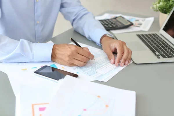 Le représentant vérifie et accomplit les formalités fiscales liées à la plus-value et engage sa propre responsabilité vis-à-vis de l'administration.